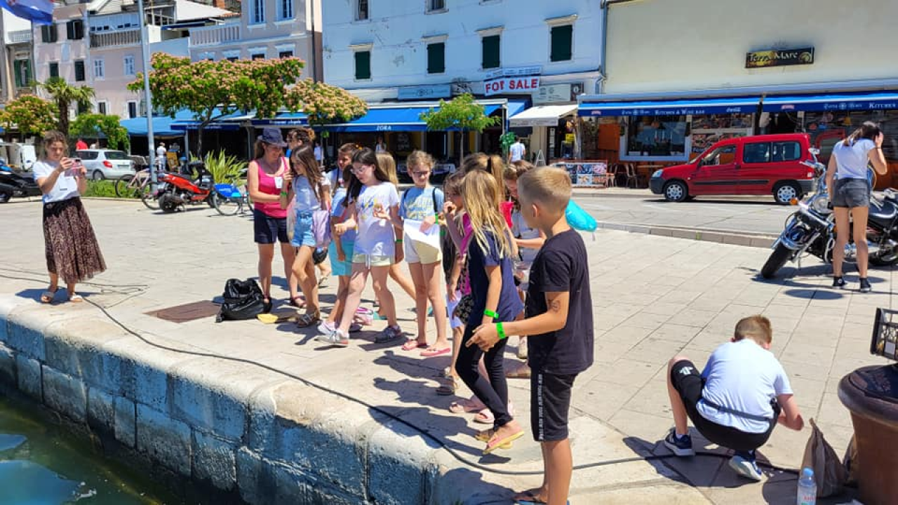 Šibenska djeca čistila i oplemenila more uz rivu: Na mulu Krke poletjelo na desetke eko-kuglica