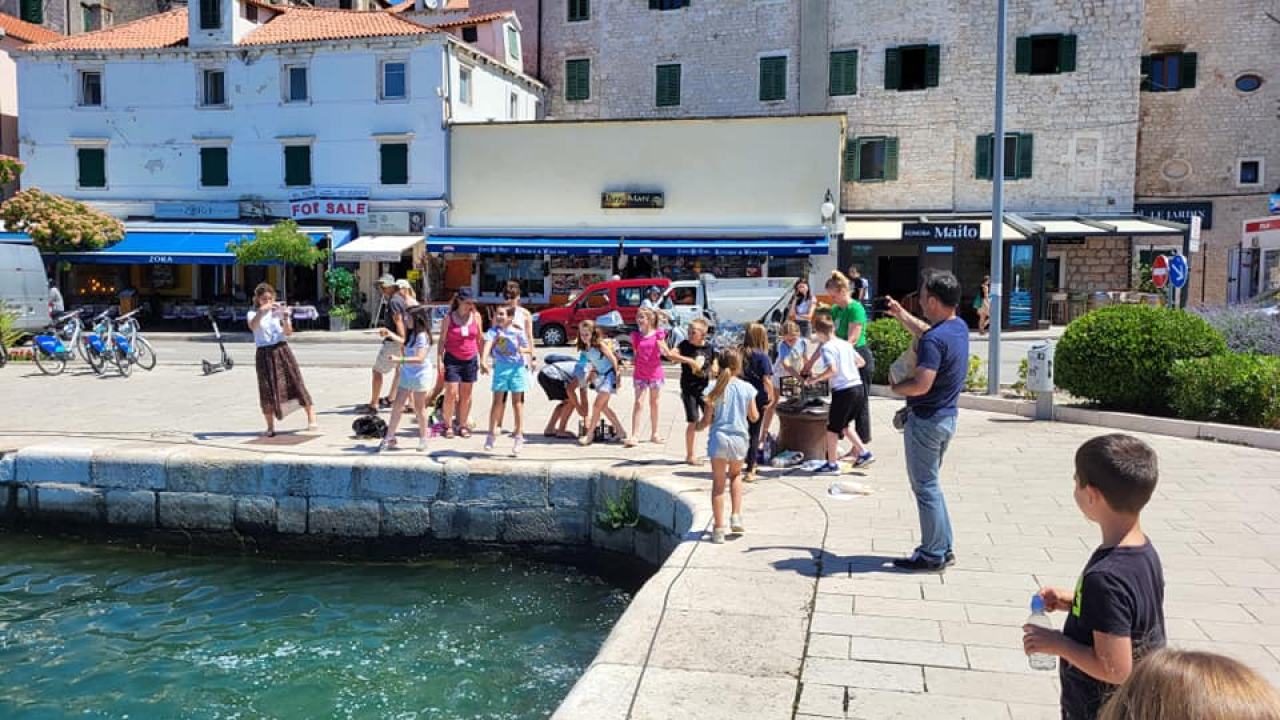 Šibenska djeca čistila i oplemenila more uz rivu: Na mulu Krke poletjelo na desetke eko-kuglica