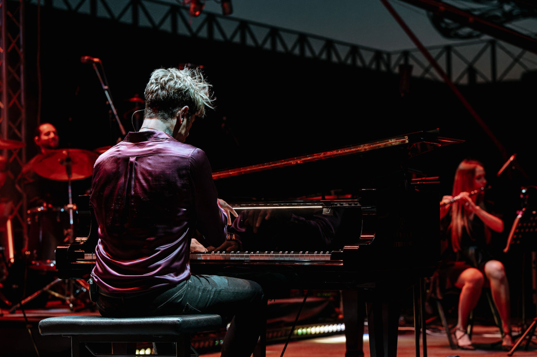 Maksim Mrvica impresivnim koncertom na tvrđavi sv. Mihovila potvrdio svoj zvjezdani status 