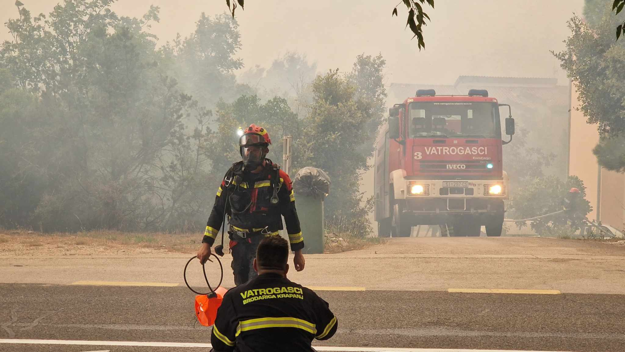 FOTOGALERIJA iz središta požara: Grčevita borba protiv vatre i vjetra