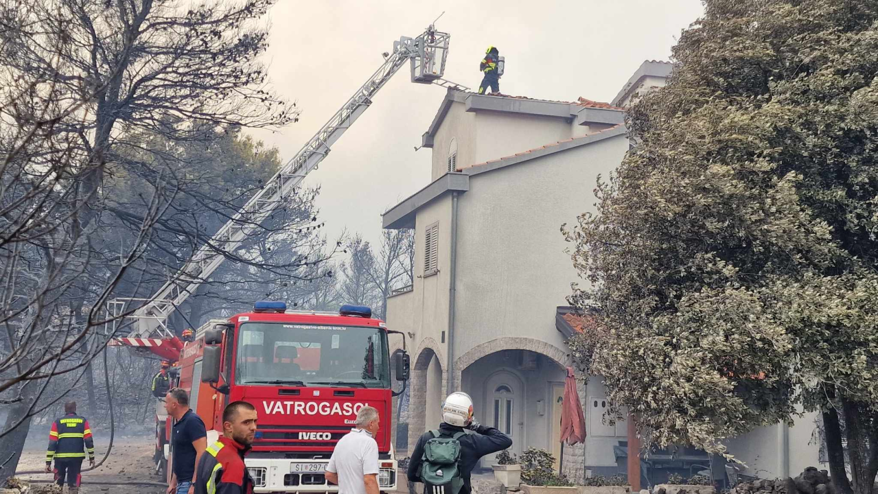 FOTOGALERIJA iz središta požara: Grčevita borba protiv vatre i vjetra