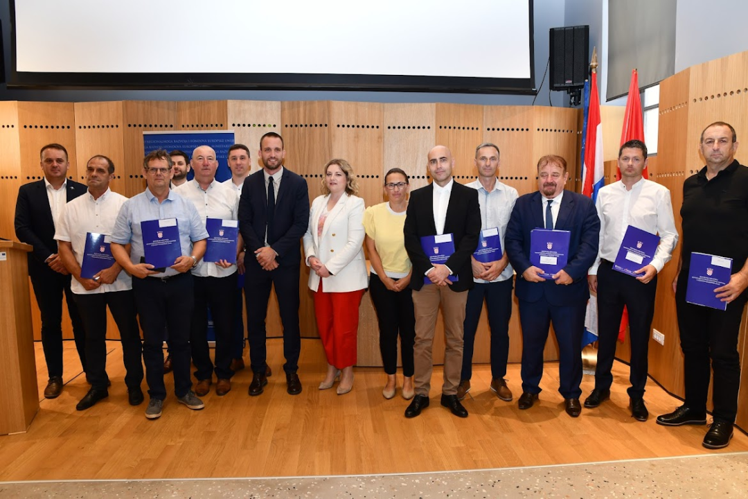 Ministar Erlić u Skradinu uručio 22 ugovora korisnicima Šibensko-kninske županije 