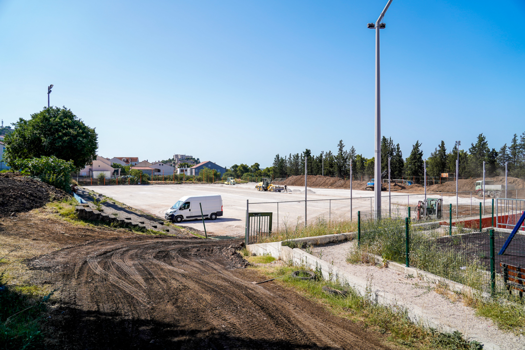 Ljubica gotova do početka listopada: Novi travnjak, drenaža, navodnjavanje, tribina, ograde....