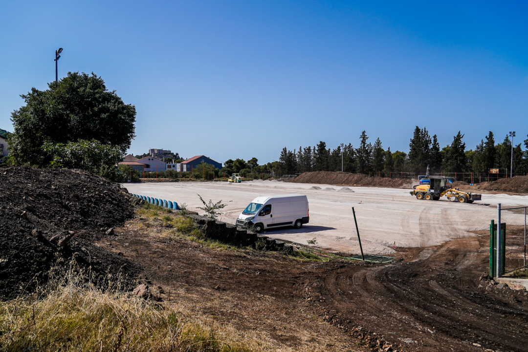 Ljubica gotova do početka listopada: Novi travnjak, drenaža, navodnjavanje, tribina, ograde....