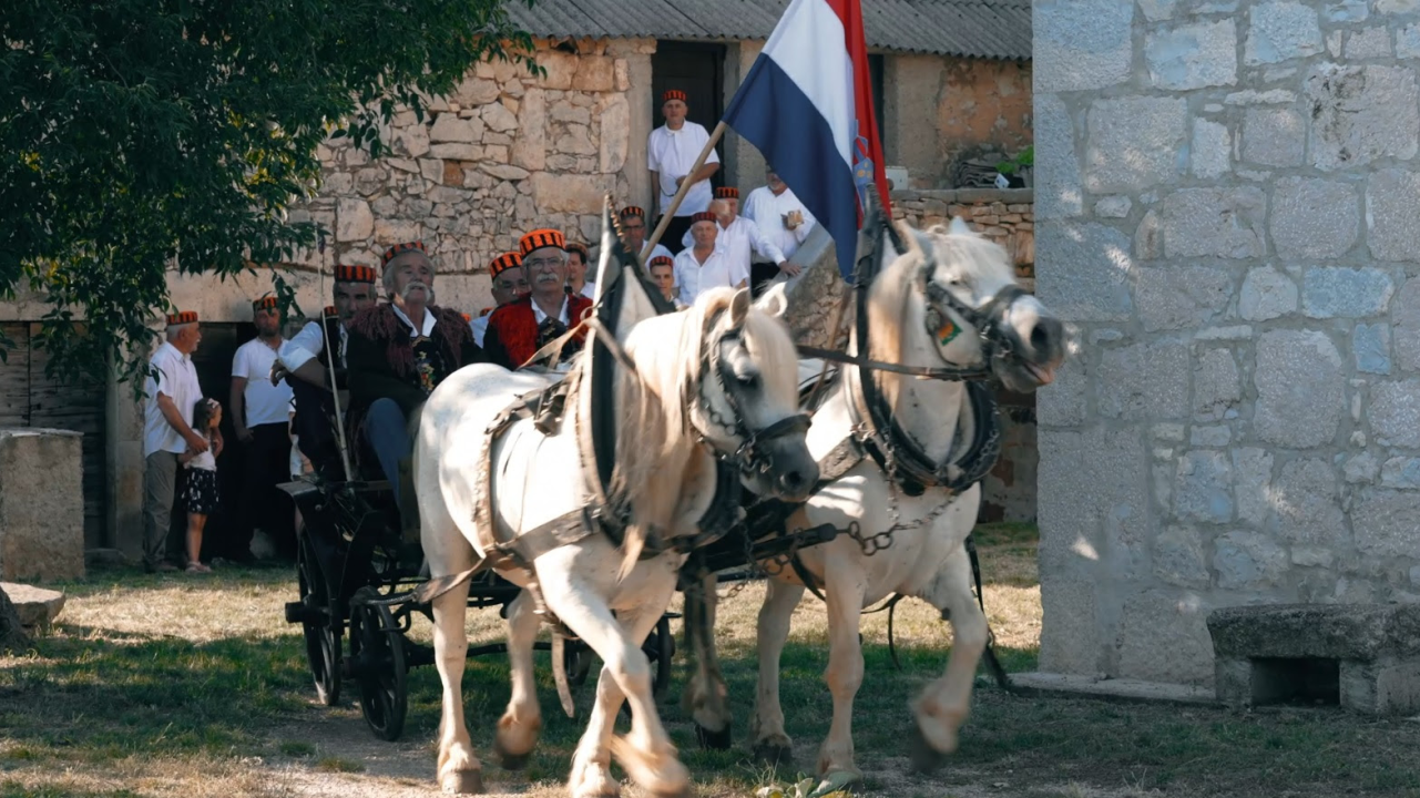 Klapa Skradinski buk pjesmu posvetila 'Crljenoj kapi' narodne nošnje