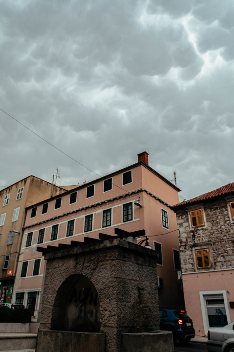 Nevrijeme stiglo do Šibenika i donijelo zanimljive mammatus oblake