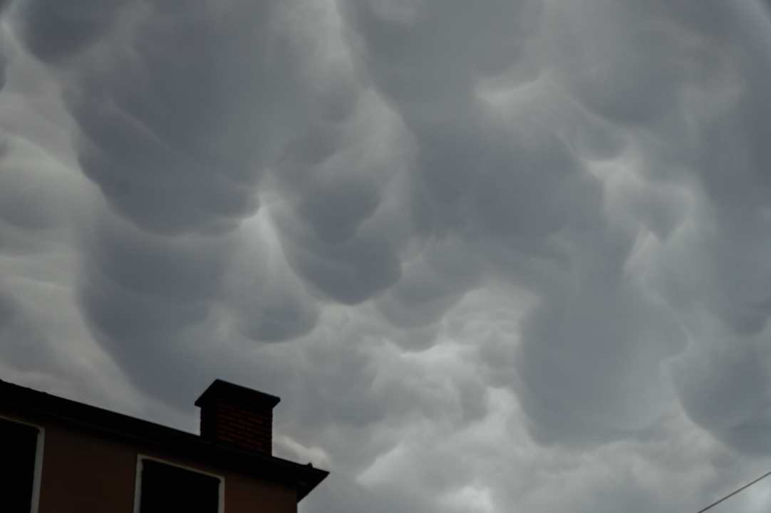 Nevrijeme stiglo do Šibenika i donijelo zanimljive mammatus oblake
