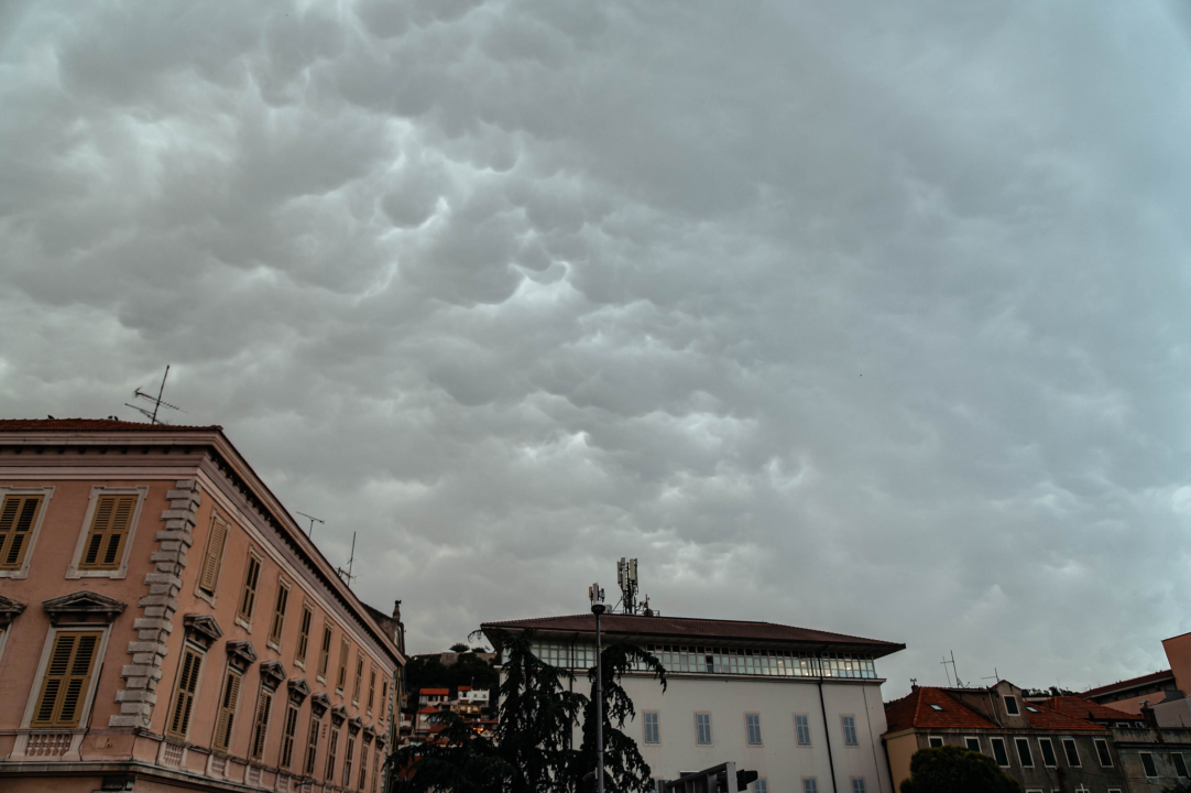 Nevrijeme stiglo do Šibenika i donijelo zanimljive mammatus oblake