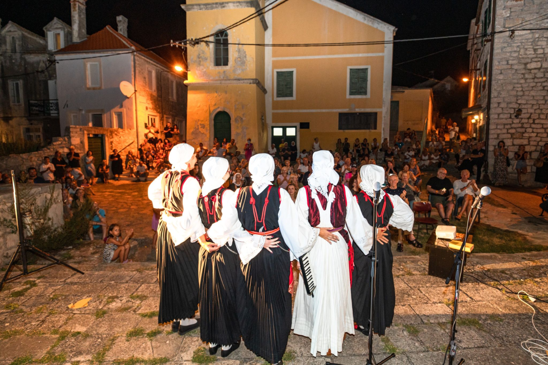 Zlarinjani se tradicionalno prisjetili svog pjesnika i književnika Mladena Bjažića