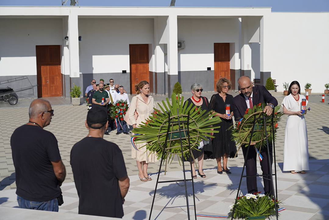 Položeni vijenci i zapaljene svijeće na Kvanju i Baldekinu