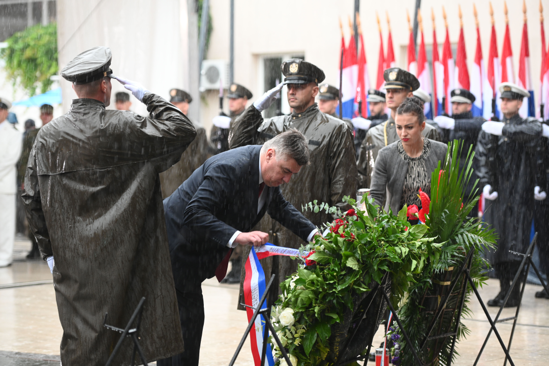 U Kninu položeni vijenci za poginule branitelje u Oluji
