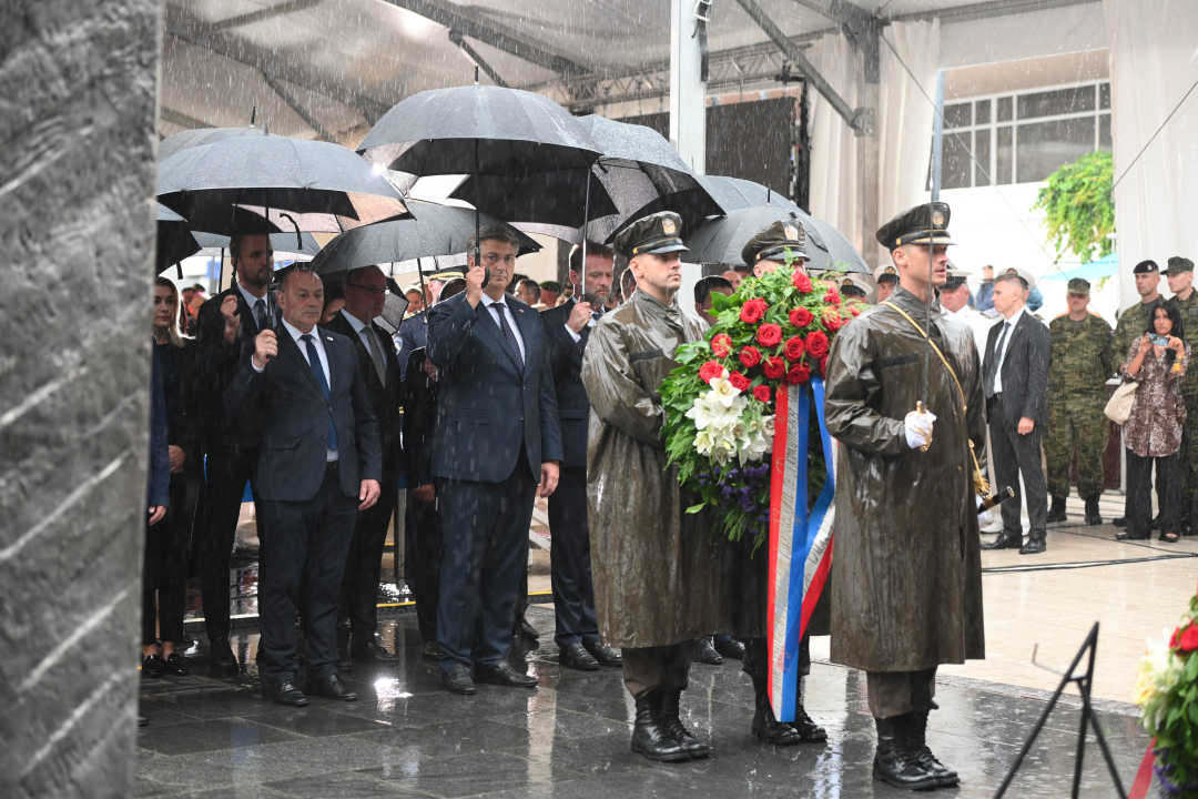 U Kninu položeni vijenci za poginule branitelje u Oluji