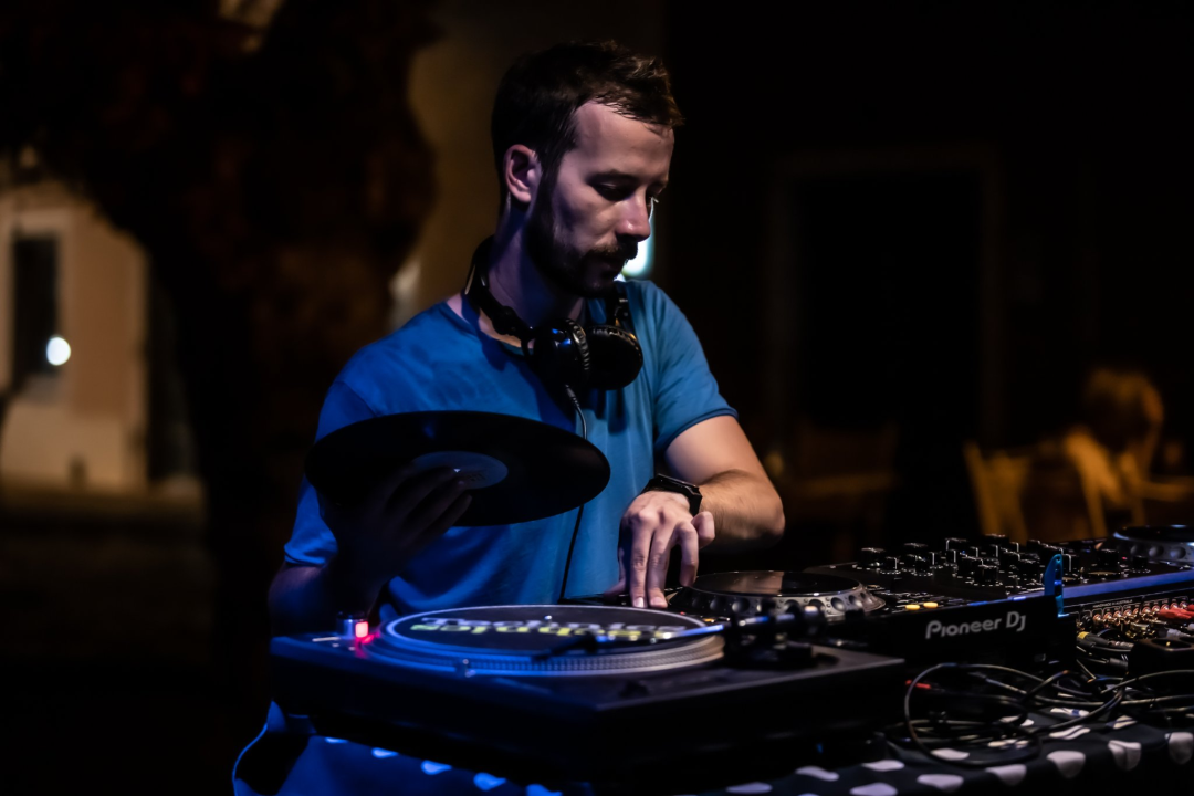 Novi tjedan, nova doza glazbenog programa ispred kluba Azimut u Šibeniku 