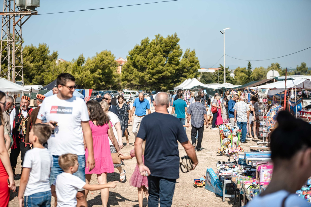 Na štandovima u Vrpolju janjetine nema, ali zato je red preko ceste: 'Tko ima u džepu, taj će i pojesti'