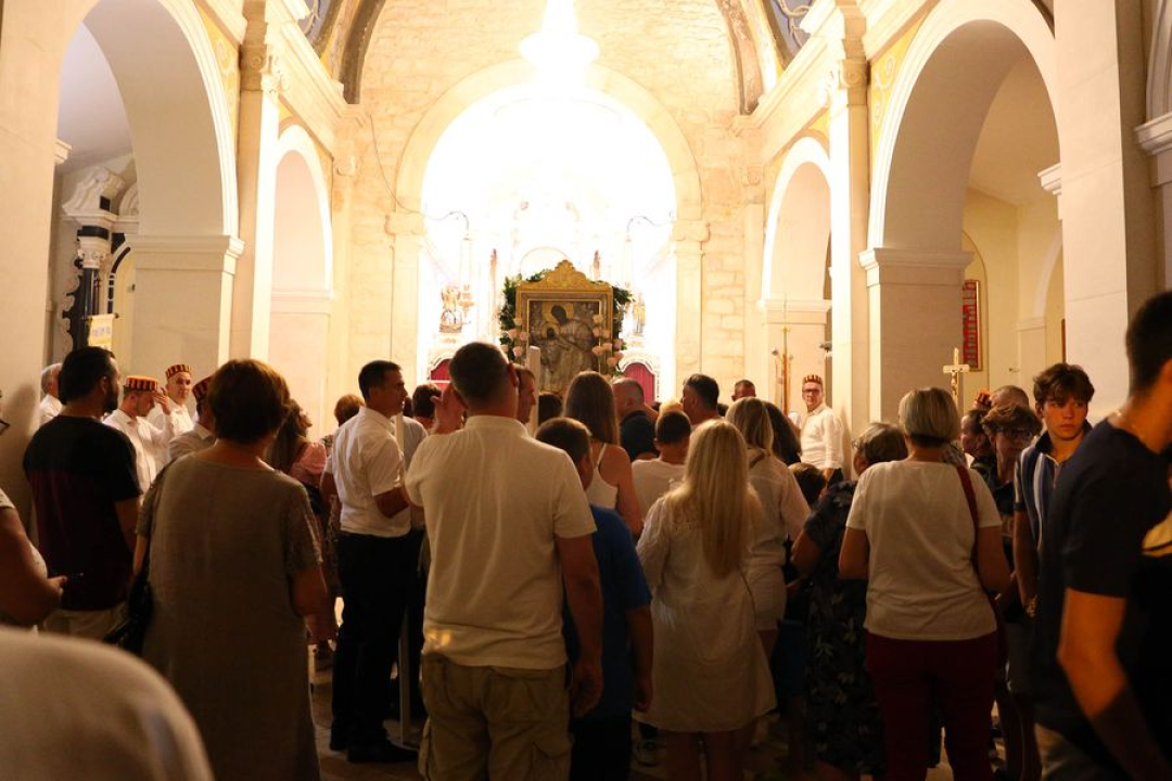 Večer uoči Velike Gospe brojni vjernici hodočastili u Vrpolje