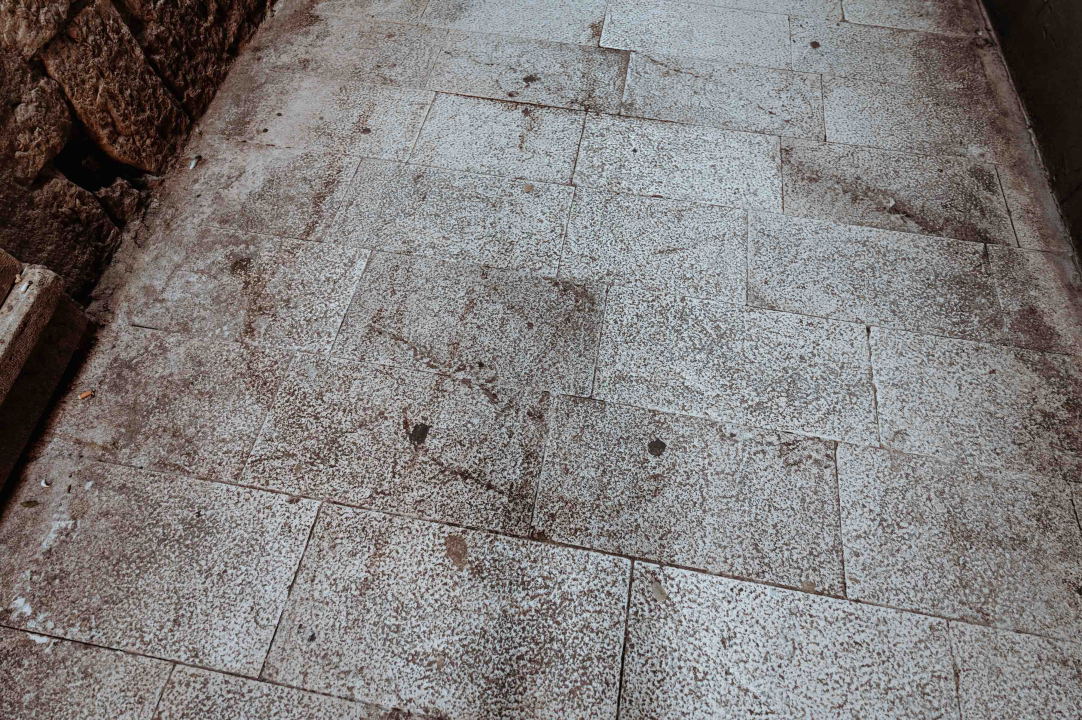 Poljana prljava i nakon pranja, a trg ispred Fausta Vrančića postao livada