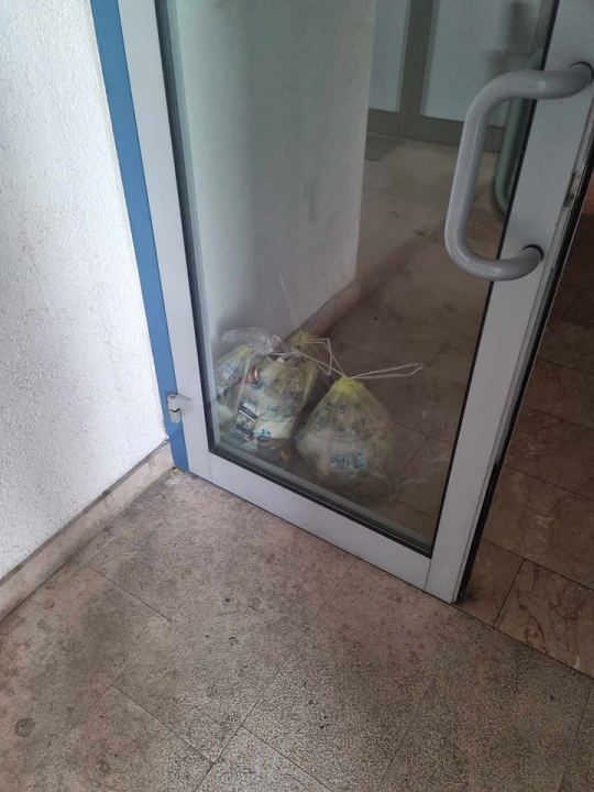 Netko mrtvo-hladno odlaže smeće na ulazu zgrade na Baldekinu