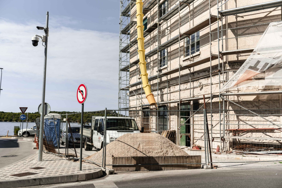 Zapelo s obnovom Porezne uprave na rivi: Traženo produljenje radova do 1. studenog, iz Grada se ne slažu