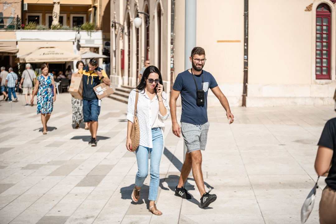 Lijepe sugrađanke zanimljivim kombinacijama ukrale sve poglede u gradu 