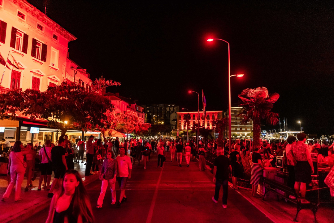 'Light is Life' upozorio na iskorištavanje planeta Zemlje: Šibenik obojan u crveno, a 4 tenora dali glazbeni doprinos