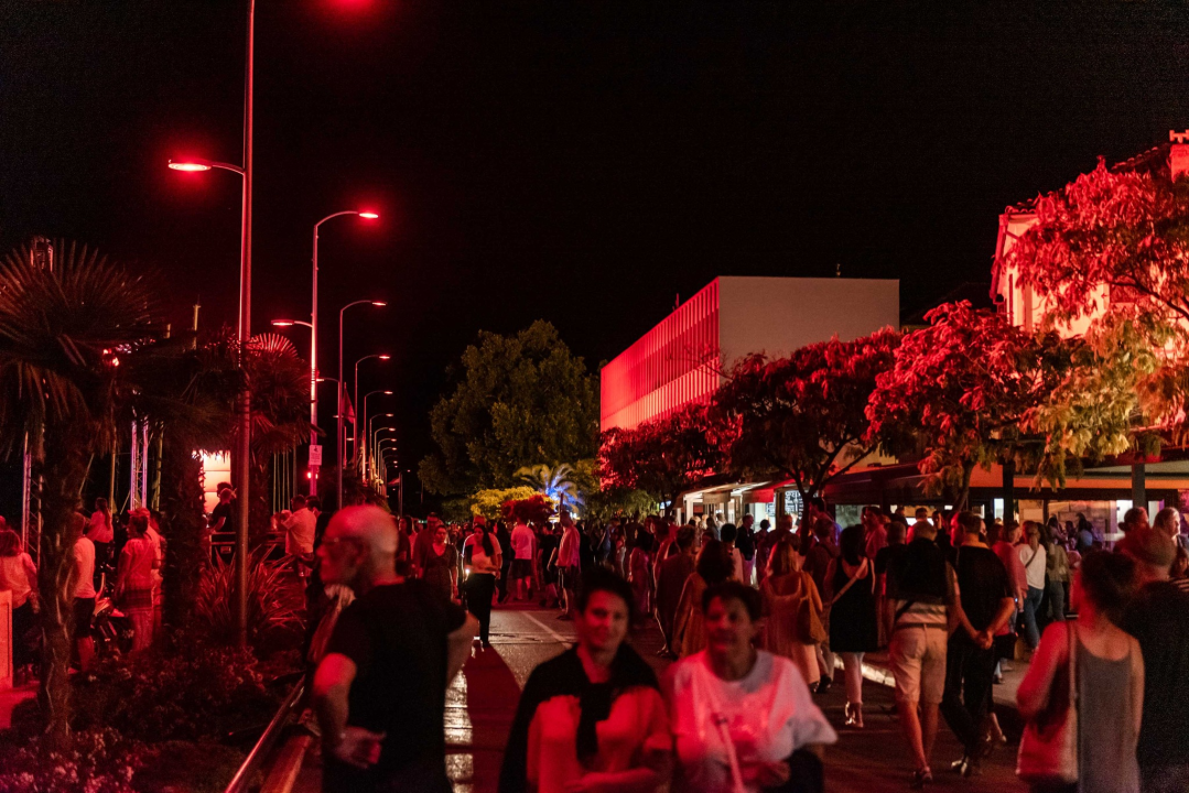 'Light is Life' upozorio na iskorištavanje planeta Zemlje: Šibenik obojan u crveno, a 4 tenora dali glazbeni doprinos