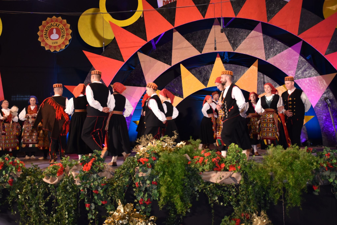 KUU Zvona Zagore na Vinkovačkim jesenima: Biralica uz diple, ojkavica, treskavica i kola po naški