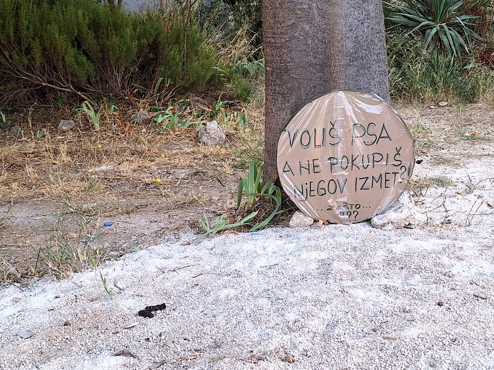Na Krvavicama postavili znak u kojem prozivaju vlasnike pasa: 'Zašto ne pokupite za njima?'