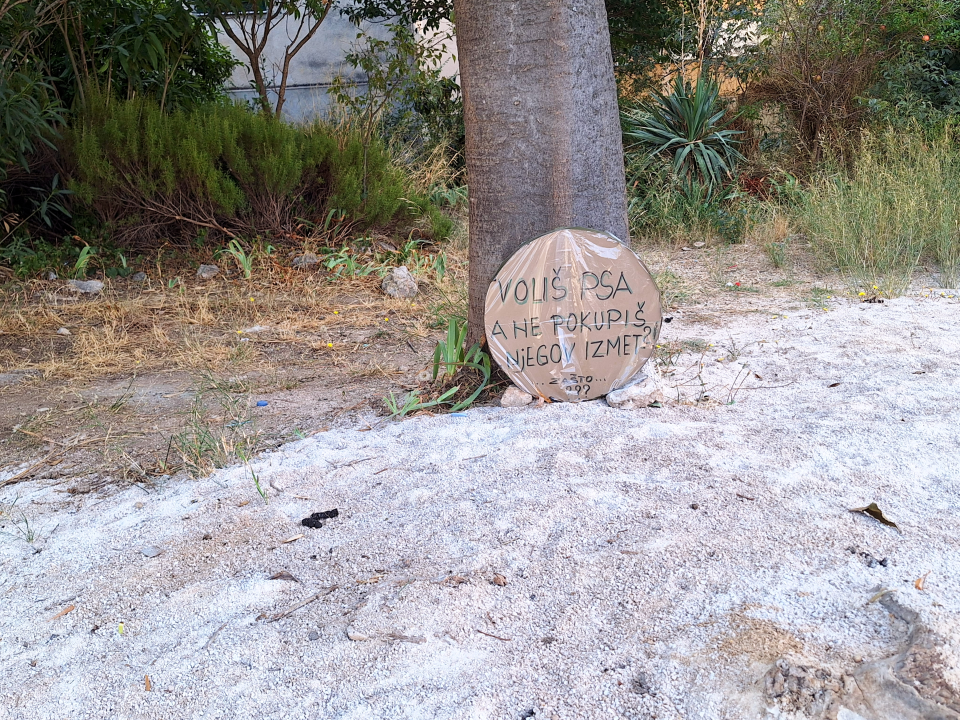 Na Krvavicama postavili znak u kojem prozivaju vlasnike pasa: 'Zašto ne pokupite za njima?'