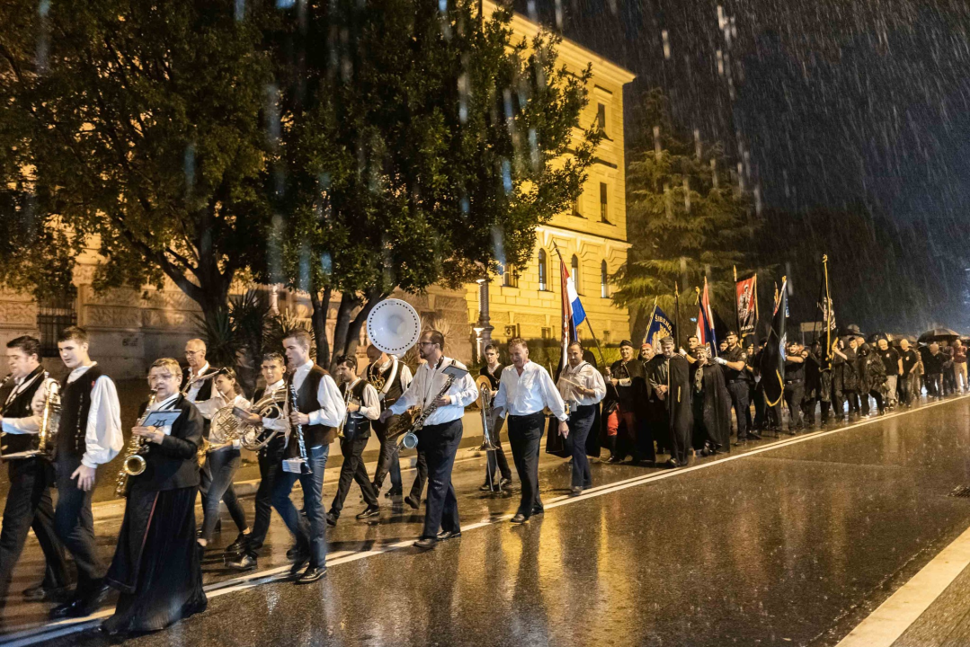 Unatoč prolomu oblaka, grmljavini i pljusku, Šibenčani pokazali koliko im znači Rujanski rat 