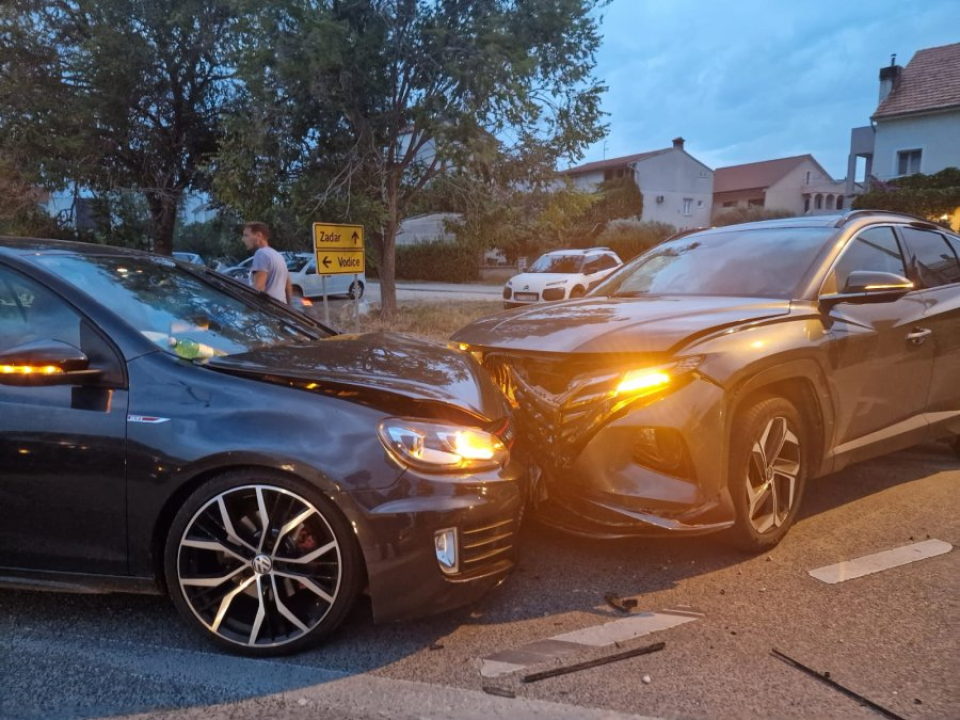 Dva automobila sudarila se na rotoru kod benzinske u Vodicama