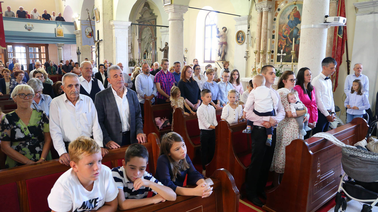 U Betini kršteno peto dijete obitelji Škevin: 'Ovo je poticaj za župnu zajednicu'