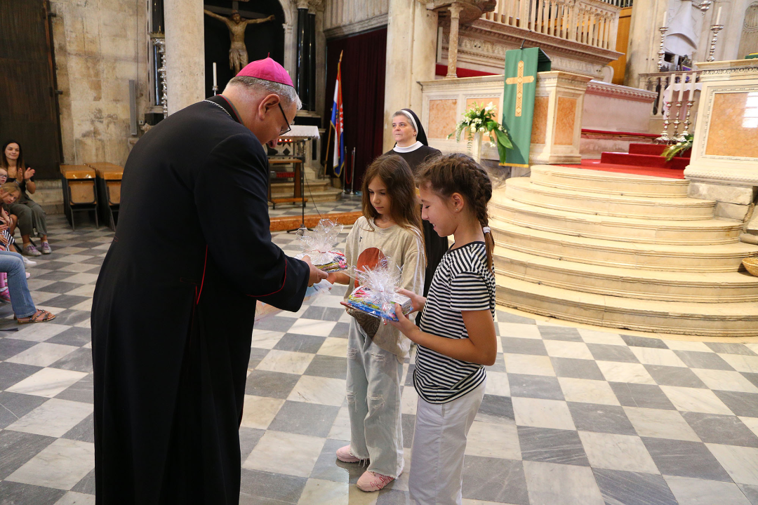 Mališani posjetili katedralu i susreli se s biskupom Rogićem