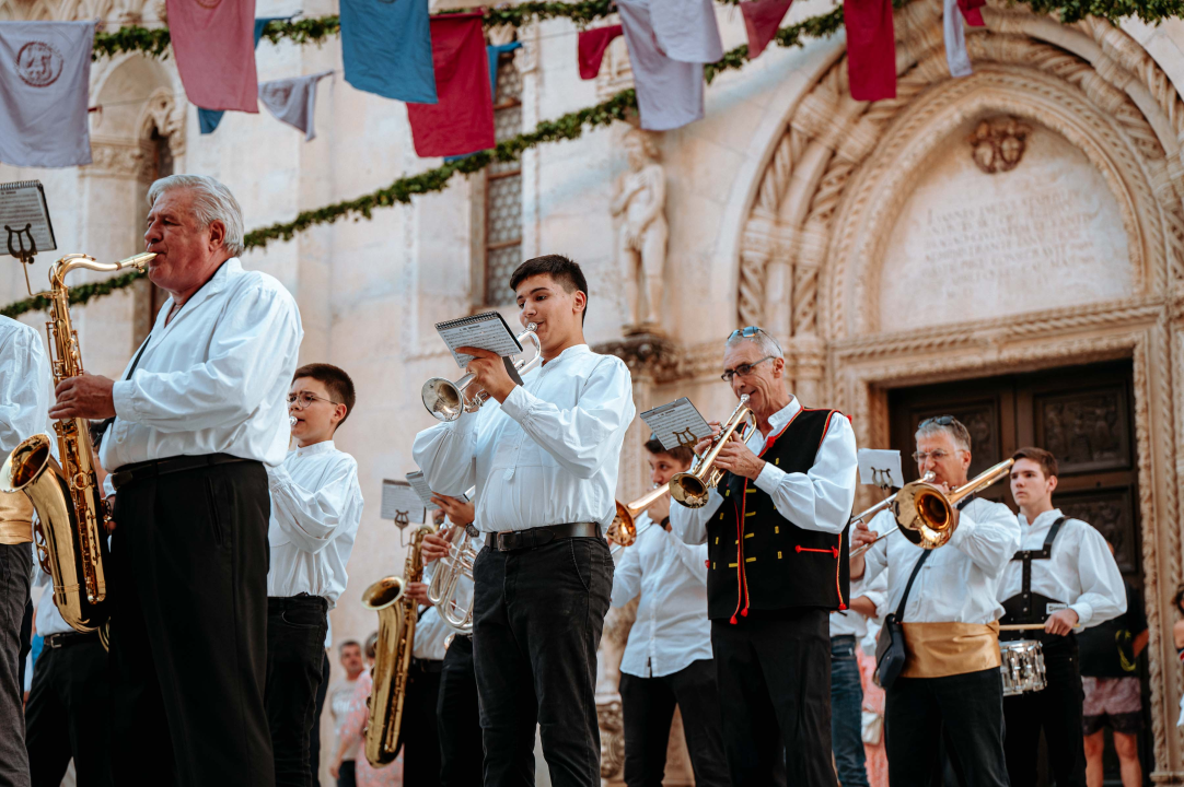 Promenada Šibenske narodne glazbe starom gradskom jezgrom oduševila prolaznike