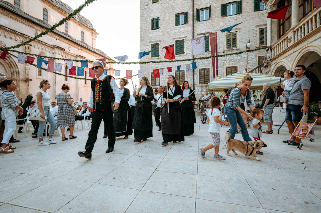 Promenada Šibenske narodne glazbe starom gradskom jezgrom oduševila prolaznike