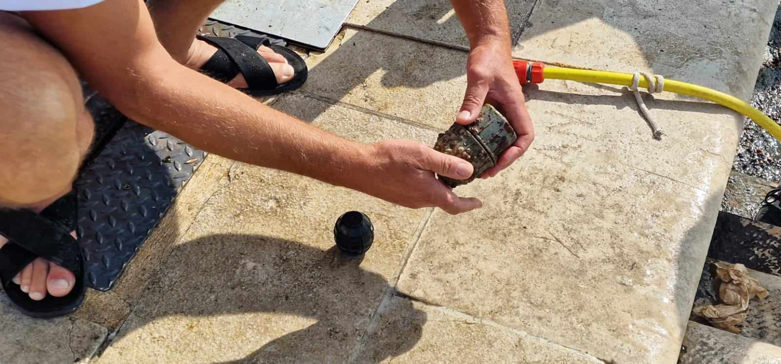 Jutros povodom Dana grada čišćeno podmorje šibenske rive: Među puno smeća pronađena pa deaktivirana ručna bomba