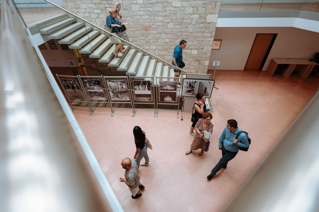 Svako dijete treba mir: U knjižnici predavanje o migrantima u lokalnoj zajednici i izložba ratnog MDF-a