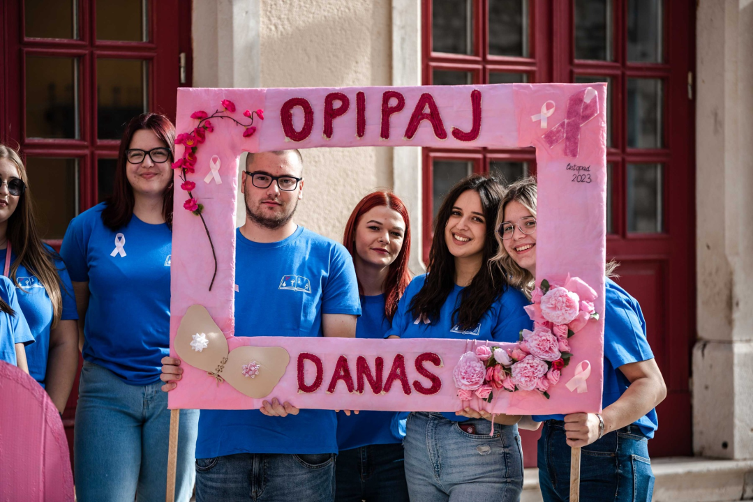 Učenici Medicinske škole ispred kazališta poručuju: Opipaj danas!