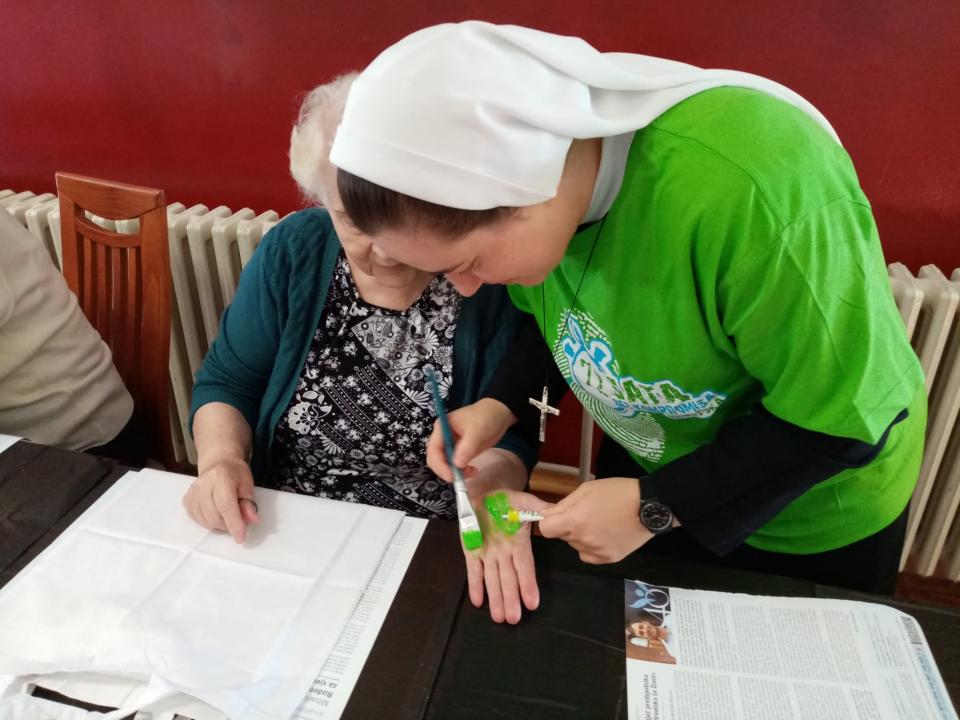 Mladi u Cvjetnom domu 'ostavili trag': S korisnicima oslikavali platnene torbe