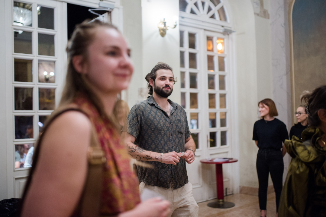 Dođi gola na večeru: Nova predstava šibenskog kazališta humorom šamara gledatelje!