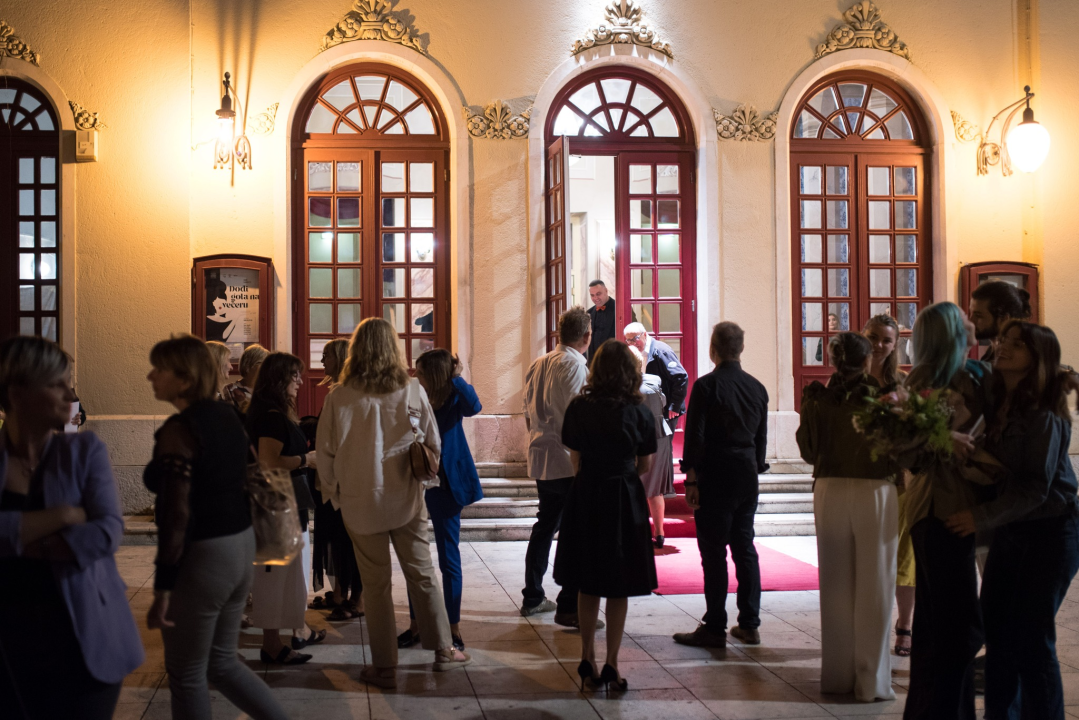 Dođi gola na večeru: Nova predstava šibenskog kazališta humorom šamara gledatelje!