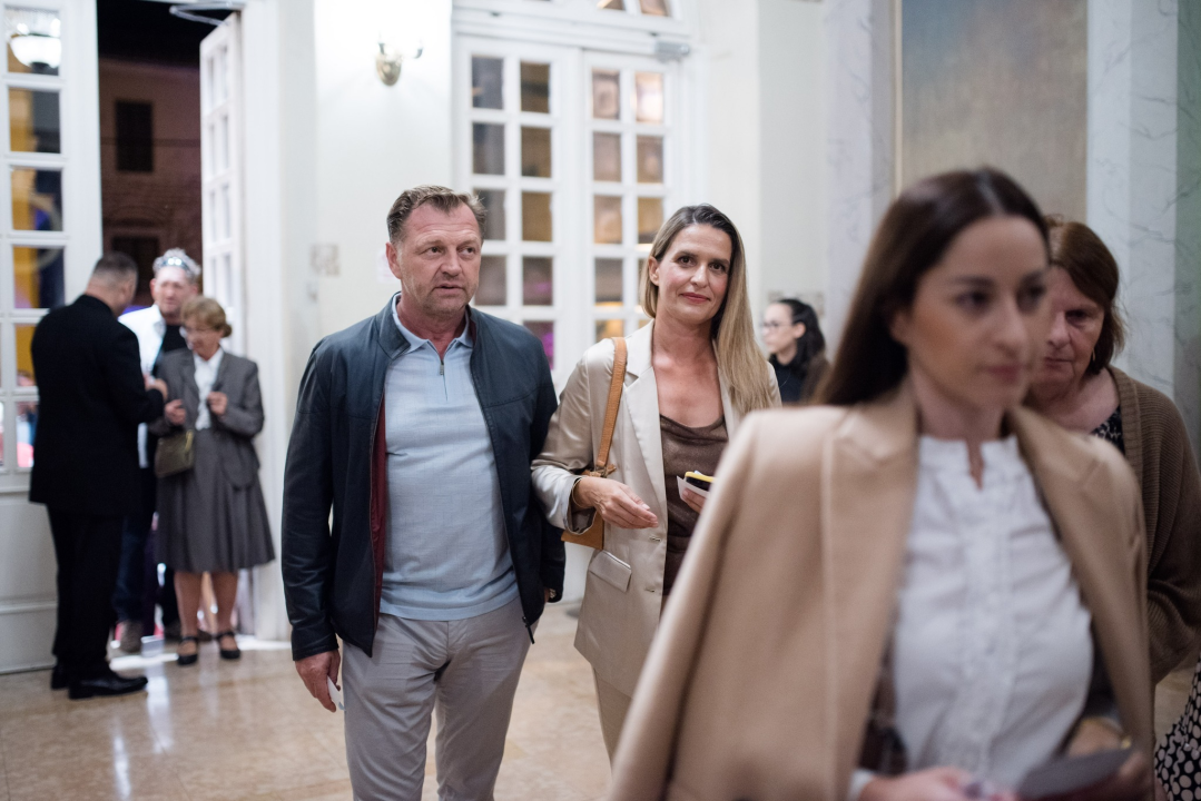 Dođi gola na večeru: Nova predstava šibenskog kazališta humorom šamara gledatelje!