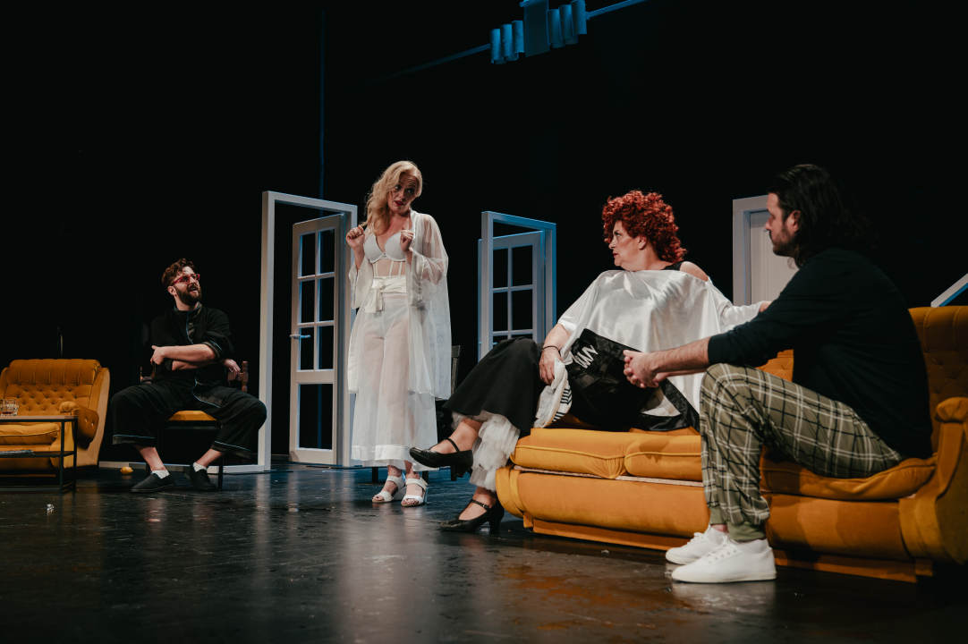 Dođi gola na večeru: Nova predstava šibenskog kazališta humorom šamara gledatelje!