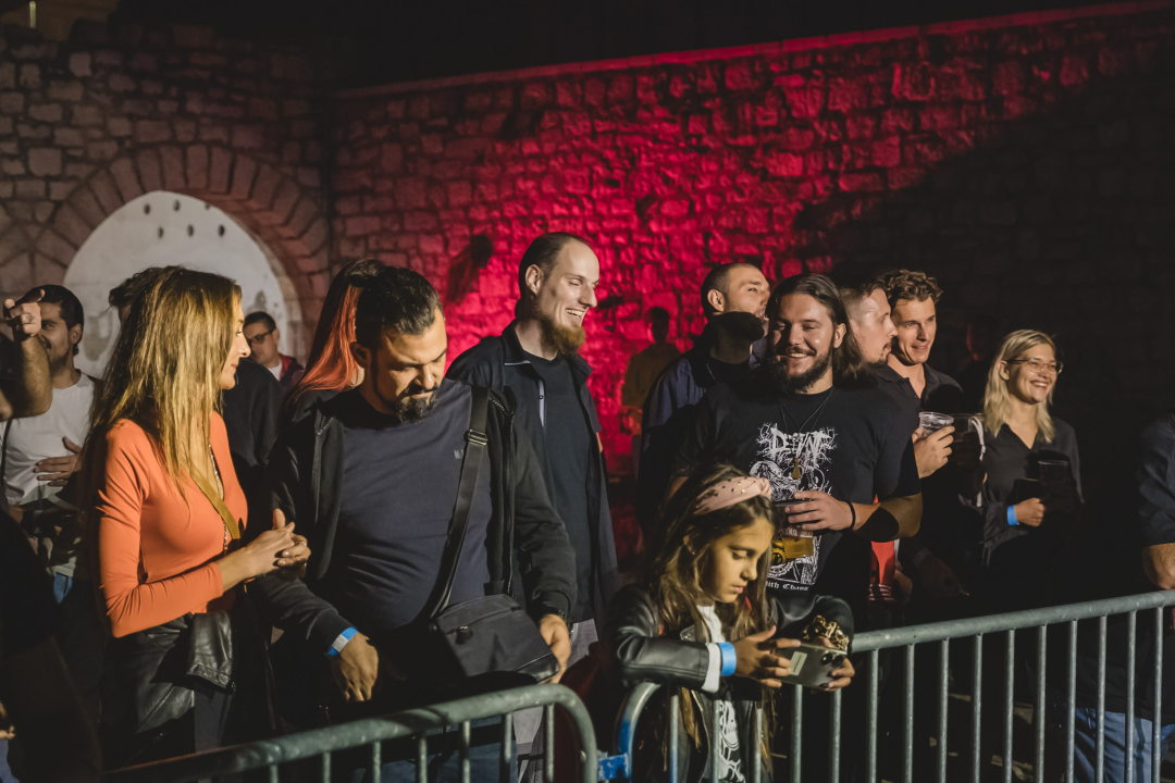 Dino Jelusić zatvorio ‘Bablje ljeto’ u Šibeniku, pogledajte atmosferu s koncerta