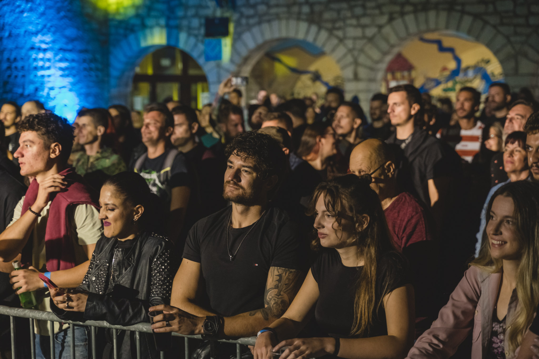 Dino Jelusić zatvorio ‘Bablje ljeto’ u Šibeniku, pogledajte atmosferu s koncerta