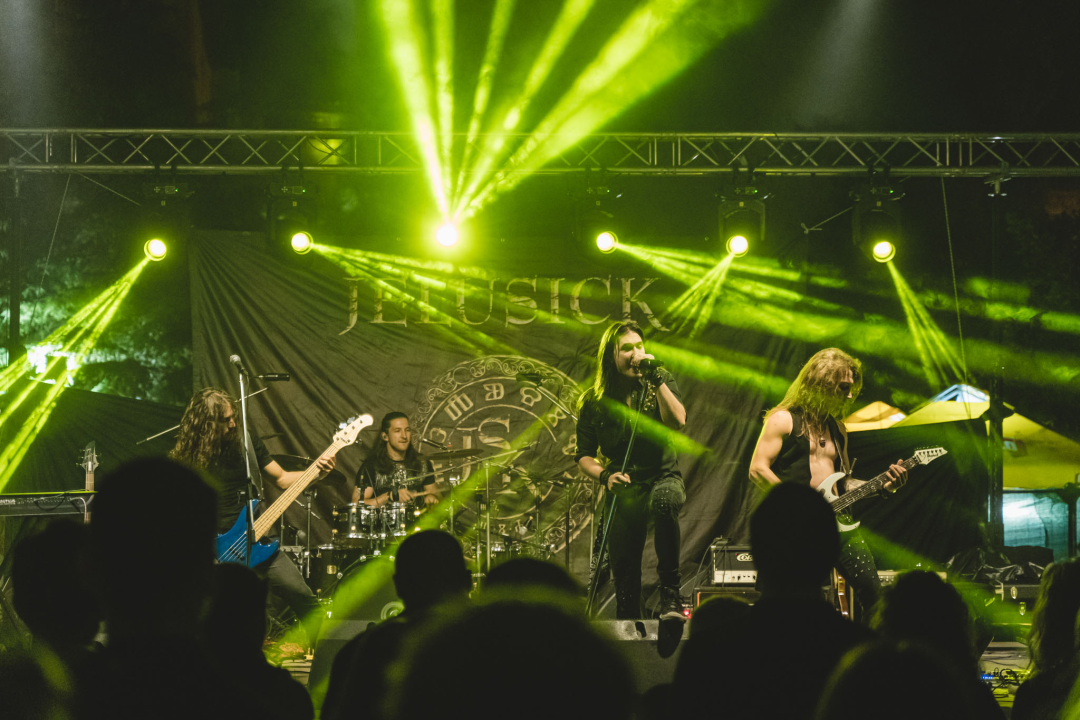 Dino Jelusić zatvorio ‘Bablje ljeto’ u Šibeniku, pogledajte atmosferu s koncerta