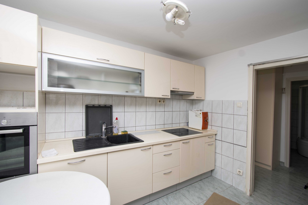 Prodaje se prostran stan u centru grada s parkingom! 