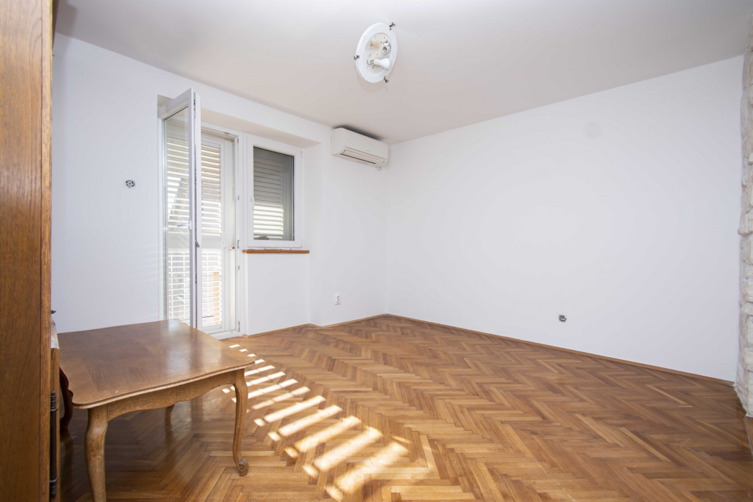 Prodaje se prostran stan u centru grada s parkingom!