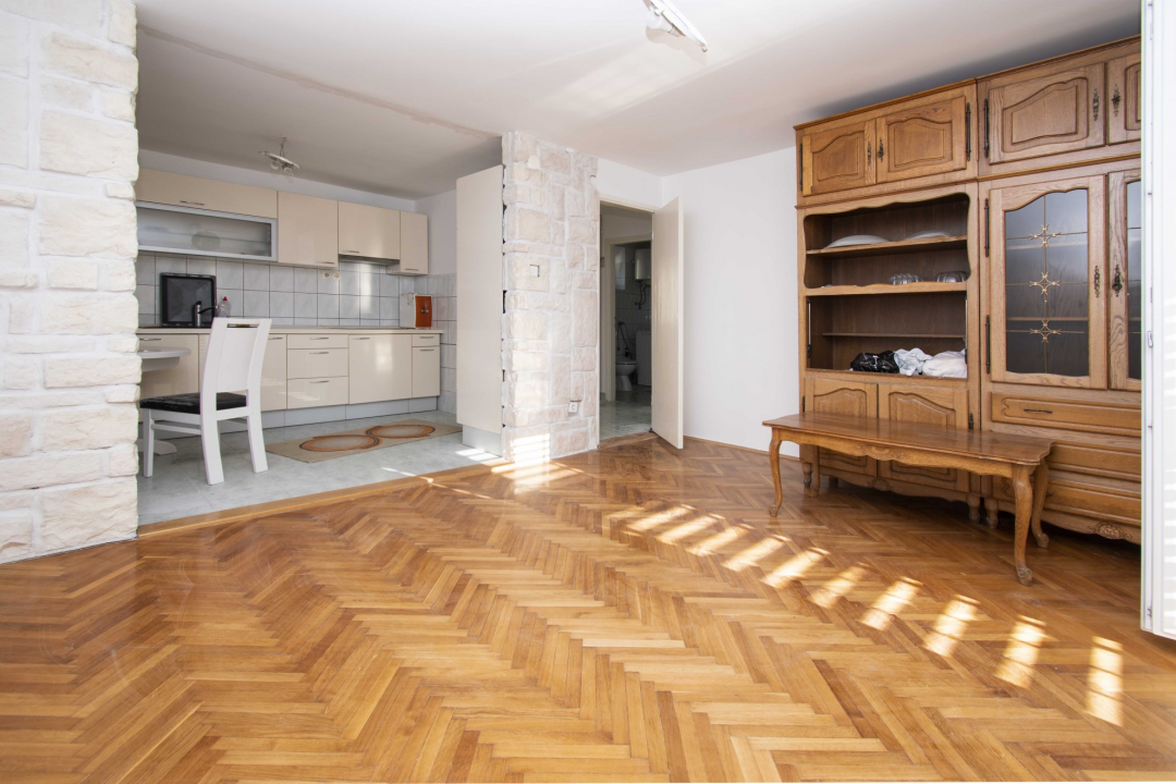 Prodaje se prostran stan u centru grada s parkingom!