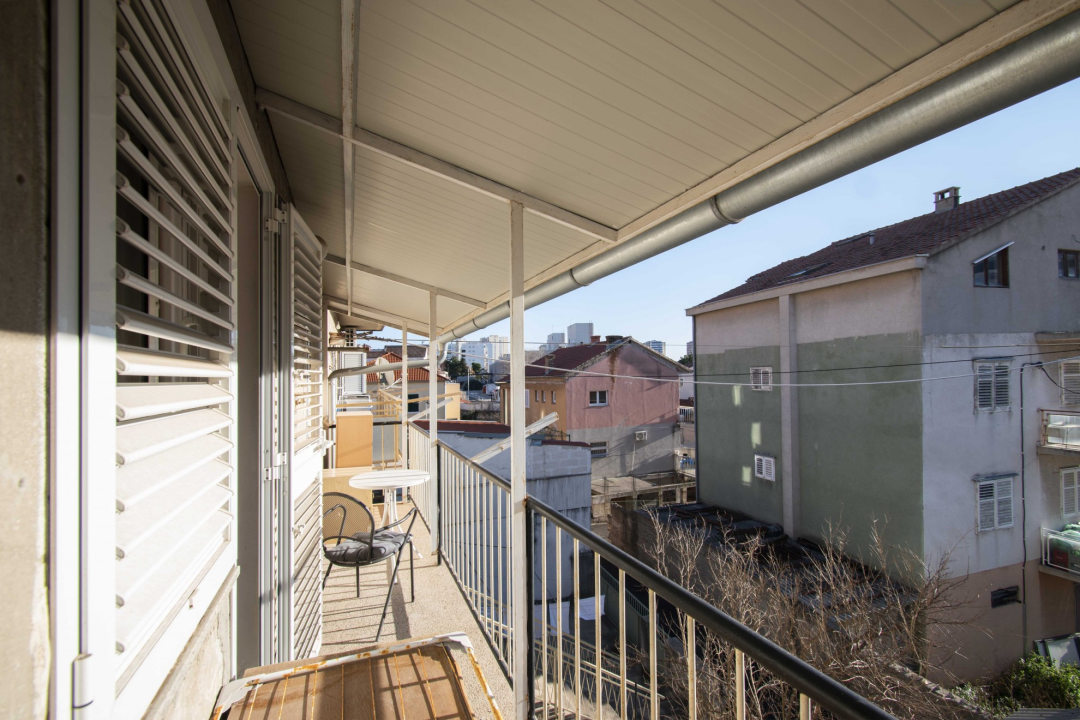 Prodaje se prostran stan u centru grada s parkingom!