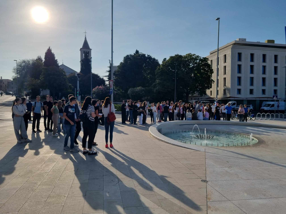 Šibenski gimnazijalci edukativnom šetnjom kroz grad obilježili Svjetski dan pješačenja 